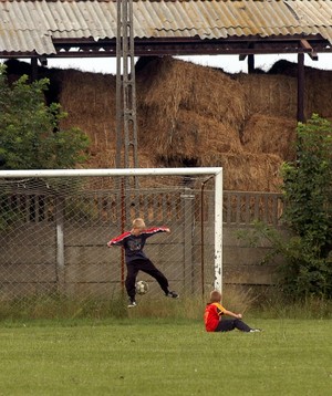 Sobotnie popołudnie w Gryżynie. Dwaj chłopcy kopią piłkę na boisku.