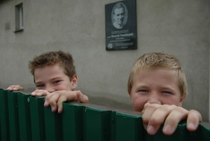 Kiedy trzy lata temu ojciec Roberta i Mirka kupował dom, chłopcy nie zdawali sobie sprawy, że przedtem mieszkał tu i pracował znany podróznik Henryk Tumidajski. Teraz często witają podróżnych, chcących zrobić sobie zdjęcie przy pamiątkowej tablicy na ich domu.