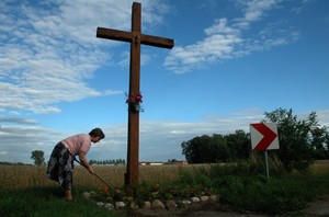 Pani Łucja Szal opiekuje się przydrożną kapliczką - krzyżem, stojącym na zakręcie drogi w Witkówkach. W każdej wolnej chwili pielęgnuje rośliny, które tam posadziła.