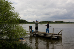 Plaża w Cichowie, wędkarze.