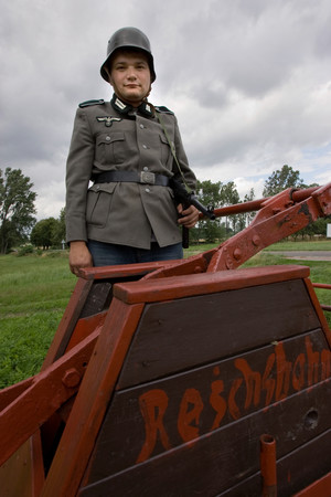 Właściciel Krzywińskiej Kolei Drezynowej, Węciewski Tomasz z Poznania, na zdjęciu pozuje w mundurze niemieckim, stylizowanym na wermahtowski. W rzeczywistości 
