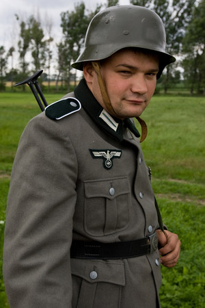 Właściciel Krzywińskiej Kolei Drezynowej, Węciewski Tomasz z Poznania, na zdjęciu pozuje w mundurze niemieckim, stylizowanym na wermahtowski. W rzeczywistości 