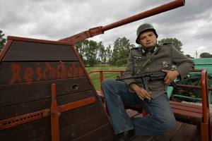 Właściciel Krzywińskiej Kolei Drezynowej, Węciewski Tomasz z Poznania, na zdjęciu pozuje w mundurze niemieckim, stylizowanym na wermahtowski. W rzeczywistości 