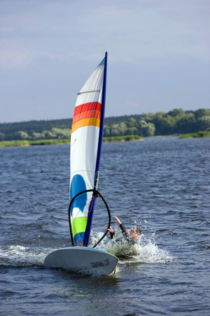 Dębiec Nowy, jezioro Wonieskie, windsurfer walczył zawzięcie z żaglem.