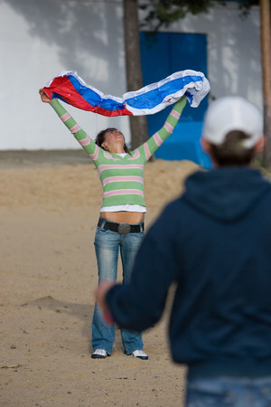Dębiec Nowy - Marta i Agnieszka z Pawłem z Kościana, walczą z wiatrem i latawcem, który tego dnia nie chciał za nic latać