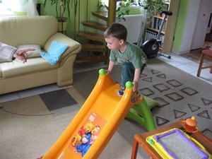 Zdjęcie mojego wnuka Alanka Szmatuły, który 7.7.2007 r ukończył 27 miesięcy, podczas zabawy na zjeżdżalni- w swoim domu rodzinnym w Nacławiu. Fot.  A.M.Nowak