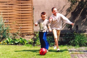 Moja córka Julia (12 lat) i syn Konrad (7 lat) podczas zabawy w przydomowym ogrodzie przy ul. Sienkiewicza w Kościanie. Fot. Beata Tycner 