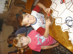 Autor : Zdjęcie przedstawia mojego syna 7-leniego Szymona i córkę znajomego 4-letnią Jagodę Raburską w domu  u 