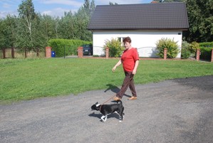 Zdjęcie przedstawia moją żonę Teodozję na spacerze ze swoim pieskiem Czarkiem. Zdjęcie wykonane w Cichowie na Osiedlu Zajazd. Fot. Krzysztof Ostrowski