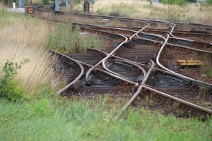 Autor - Zbigniew Dominiak. Zdjęcie przedstawia tory kolejowe przy wyjeździe z Kościana w kierunku Poznania. Zostało zrobione niedaleko przejazdu kolejowego przy ulicy Młyńskiej w Kościanie. Godz. 12.38