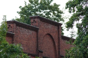 Autor - Zbigniew Dominiak. Zdjęcie przedstawia fragment jednego z ostatnich pozostałych budynków cukrowni w Kościanie. Zostało zrobione od strony dworca kolejowego. Godz. 17.02