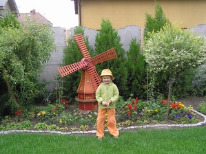 Moja trzyletnia córka Julia w naszym przydomowym ogródku przy ulicy Jodłowej w Kościanie. Fot. Krzysztof Kuzdowicz.