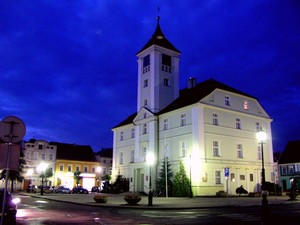 Kościański ratusz, godzina 22.15. Fot. Andrzej Kaczmarek