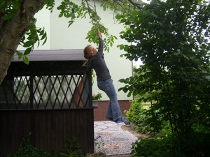 Fot. Aleksandra Kasprzak. Jagoda Ostrowska huśta aię na linie w ogrodzie na ul. Łowieckiej 29 w Jerce.