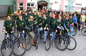 Fot. Barbara Zaborska. Zdjęcie wykonano w ramach działalności amatorskiego kółka fotograficznego prowadzonego przez autorkę zdjęcia w Gimnazjum im. Jana Pawła II w Starych Oborzyskach. Tytuł: Przed wyjazdem w trasę do Wonieścia - opiekunowie oraz uczestnicy obozu rowerowego organizowanego kolejny raz dla uczniów gimnazjów z powiatu kościańskiego przez Stowarzyszenie 