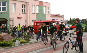 Fot. Beata Klupsz. Zdjęcie wykonano w ramach działalności amatorskiego kółka fotograficznego prowadzonego przez Barbarę Zaborską w Gimnazjum im. Jana Pawła II w Starych Oborzyskach. Tytuł: Ekipa obozu rowerowego (gimnazjalistów z powiatu kościańskiego) wyrusza w trasę Stare Oborzyska - Wonieść.