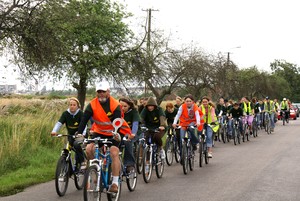 Fot. Beata Klupsz. Zdjęcie wykonano w ramach działalności amatorskiego kółka fotograficznego prowadzonego przez Barbarę Zaborską w Gimnazjum im. Jana Pawła II w Starych Oborzyskach. Tytuł: Opiekunowie oraz uczestnicy obozu rowerowego organizowanego dla gimnazjalistów z powiatu kościańskiego przez Stowarzyszenie 