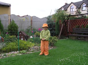 Moja trzyletnia córka Julia w naszym przydomowym ogródku przy ulicy Jodłowej w Kościanie. Fot. Krzysztof Kuzdowicz.