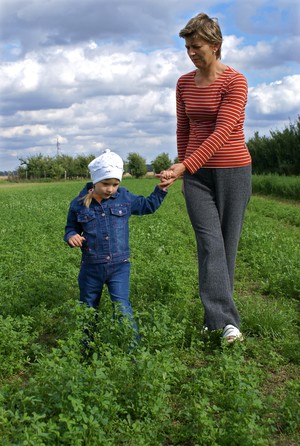 Fot. Barbara Zaborska. Tytuł: Julcia Jakubiak z Mamą. Dziewczynka urodziła się z porażeniem mózgowym. Mimo że obecnie ma 4 latka nadal jeszcze nie potrafi w pełni samodzielnie chodzić. Julka przeszła już wiele operacji i zajęć rehabilitacyjnych. Jednakże olbrzymią szansą jest kolejny turnus rehabilitacyjny w Mielnie, podczas którego będzie mogła uczyć się chodzić w specjalistycznym kombinezonie Adela. Koszt takiego turnusu wynosi ok. 10 tys. zł. Informacje nt. różnych form zbiórek pieniężnych www.juliajakubiak.prv.pl Miejsce: Kawczyn.