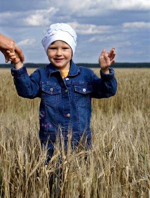 Fot. Barbara Zaborska. Tytuł: Julka Jakubiak urodziła się z porażeniem mózgowym. Mimo że obecnie ma 4 latka nadal jeszcze nie potrafi w pełni samodzielnie chodzić. Julcia przeszła już wiele operacji i zajęć rehabilitacyjnych. Jednakże olbrzymią szansą jest kolejny turnus rehabilitacyjny w Mielnie, podczas którego będzie mogła uczyć się chodzić w specjalistycznym kombinezonie Adela. Koszt takiego turnusu wynosi ok. 10 tys. zł. Informacje nt. różnych form zbiórek pieniężnych www.juliajakubiak.prv.pl Miejsce: Kawczyn.