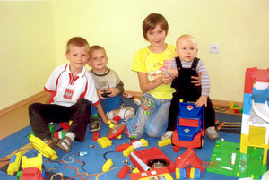 Autor - Tomasz Szkodziński. Moi synowie Marcin i Wiktor z kuzynowstem Asią i Olkiem. Zdjęcie wykonane  w moim domu podczas deszczowego dnia w trakcie zabawy.