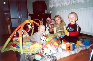 Autor - Donata Jęcz. Zdjęcie przedstawia moją sześcioletnią córkę Paulinkę, dwuletniego synka Mateuszka i siedmiomiesięcznego siostrzeńca Jakuba, bawiących się rozkosznie w domu podczas deszczowego dnia. Zdjęcie wykonano podczas odwiedzin u cioci Karoliny w Czaczu.