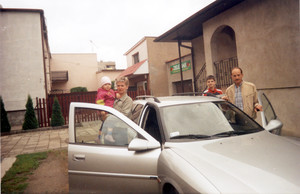 Autor - Krzysztof Ciesielski. Moja rodzina: córka Agata (2,5 roku) syn Mikołaj (14), żona Aleksandra (38) i ja - Krzysztof (38). O 7.46 wsiadamy do naszego nowego samochodu i wyjeżdżamy na wakacje nad morze do Sobieszowa. Zdjęcie wykonałem aparatem Polaroid, który wygrałem za zebrane punkty na stacji paliw Shell. Zdjęcie wykonałem przed naszym domem na ul. Szkolnej.  