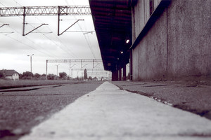 Autor - Agnieszka Jankowiak. Kościan, godz. 21.15, dworzec PKP, widok na peron z perspektywy mrówki. 