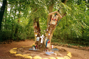 Autor - Maria Bartoszewska. Dwupienne drzewo z różnymi sakralnymi pamiątkami (podziękowaniami za odzyskane zdrowie). Zdjęcie wykonałam w parku przy Szpitalu Neuropsychiatrycznym w Wonieściu. 