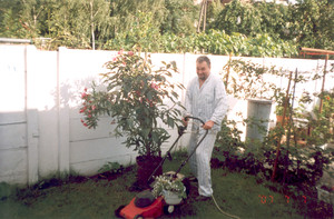 Autor Ewa Świderska. Bierz się Andrzej do roboty, to nie czas na spanie i głupoty. Mój mąż kosi trawę w przydomowym ogródku w Kościanie. 