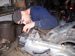 Autor - Alicja Żurek. Stare Bojanowo - Roman Olejnik przy naprawie motoru. 