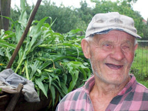 Autor - Alicja Żurek. Pan Franciszek Kachnic (85 lat) mieszkaniec Starego Bojanowa urodzony w Złoczowie powiat Rochatyn w województwie Stanisławowskim, podczas prac gospodarskich ze swoim 26-letnim koniem Urwisem.  