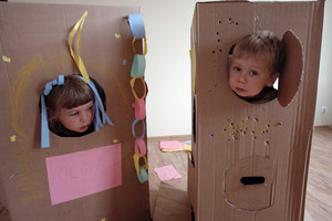 Autor - Sylwia Sałacka. Dziś kurier dostarczył nowe krzesła do kuchni. Kartony po krzesłach dzieci (Olga lat 8 i Mikołaj 2 lata i 9 miesięcy) zaadaptowały na 