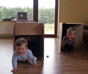 Autor - Agnieszka Olszewska. Nasz nowy dom w Nowym Luboszu. Córka Maja (11 miesięcy) bawi się z synem przyjaciół - Mikołajem (2 lata i 9 miesięcy) 