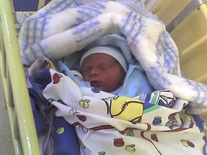 Autor - Piotr Balcer. Mój narodzony 5 lipca syn - Gniewomir. Zdjęcia wykonano 7 lipca 2007 r. w dniu przyjazdu nowego obywatela Ziemi Kościańskiej do domu w Śmiglu ze szpitala w Kościanie. Gniewko w dniu porodu ważył 3200g i mierzył 53 cm. Zdjęcia wykonałem aparatem w telefonie komórkowym Motorola V3 ( 1,2 megapiksele).