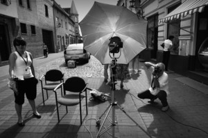 Kościan, Rynek. Andrzej Florkowski z córką Zuzanną w ramach Projektu PKS wykonują w ulicznym studio portrety przechodniów 