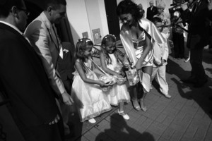 Kościan, Plac Niezłomnych, przed kościołem pw. Pana Jezusa, godzina 16.10. Goście państwa młodych: Izabeli i Jakuba Czerwińskich