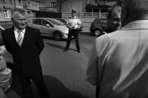 Kościan, Plac Niezłomnych, przed kościołem pw. Pana Jezusa, godzina 16.10. Goście państwa młodych: Izabeli i Jakuba Czerwińskich