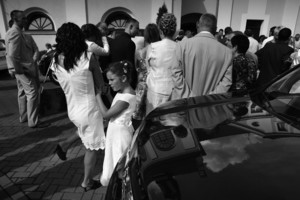 Kościan, Plac Niezłomnych, przed kościołem pw. Pana Jezusa, godzina 16.10. Goście państwa młodych: Izabeli i Jakuba Czerwińskich