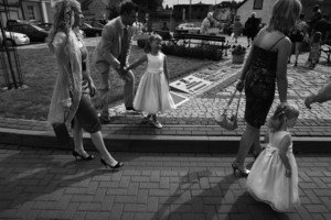 Kościan, Plac Niezłomnych, przed kościołem pw. Pana Jezusa, godzina 16.10. Goście państwa młodych: Izabeli i Jakuba Czerwińskich