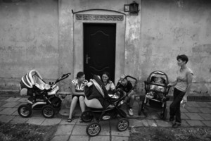 Kościan, ul. Gostyńska, g.16.40.  Milena, Iwona, Daniel i Wioletta spędzają wolny czas przed domem.