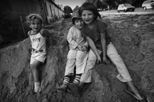 Kościan, ul. Gostyńska, g.16.44. Karolina, Eryka i Marta bawią się w piasku przeznaczonym na budowę nowego ronda