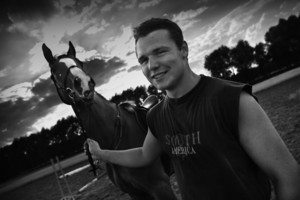 Witkówki, godzina 18:46. Mateusz Wojciechowski trenuje jazdę konno. 