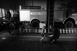 Czempiń, remiza OSP, godz. 19.14. Mariuszem Zrol z synem Mikołajem. Syn nie wie czy chce zostać strażakiem jak tata, ale się zastanowi