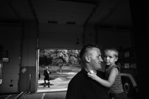 Czempiń, remiza OSP, godz. 19.14. Mariuszem Zrol z synem Mikołajem. Syn nie wie czy chce zostać strażakiem jak tata, ale się zastanowi