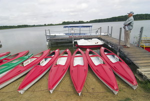 Cichowo - wieś letniskowa nad Jeziorem Cichowo-Mórka, przystań kajakowa 