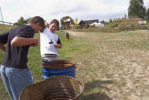 Cichowo, chłopcy segregujący śmieci na plaży odganiają się od roju pszczół  