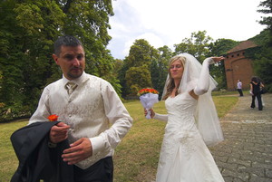 Przed ślubem wz klasztornym kościele, pani młoda ogania się od pszczół, które opanowały okolicę. Wesele wyprawiono w Cichowie