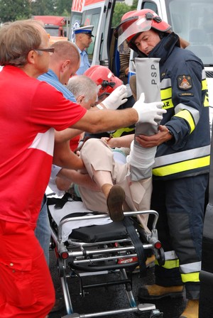 Kościan, godzina 11 - ulica Śmigielska. Służby interweniujące po zderzeniu samochodu osobowego z ciężarowym. Ucierpiała pasażerka samochodu osobowego, którą ze złamanym podudziem odwieziono do szpitala.  