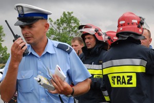 Kościan, godzina 11 - ulica Śmigielska. Służby interweniujące po zderzeniu samochodu osobowego z ciężarowym. Ucierpiała pasażerka samochodu osobowego, którą ze złamanym podudziem odwieziono do szpitala.  